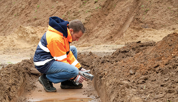 Expert monitoring chemicals on soil